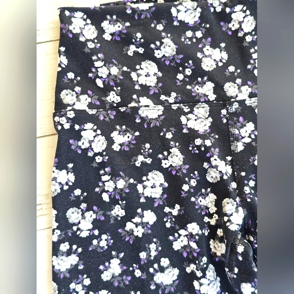 Victoria's Secret PINK ULTIMATE Black Purple Floral Leggings White Stripe Size M - Picture 5 of 7
